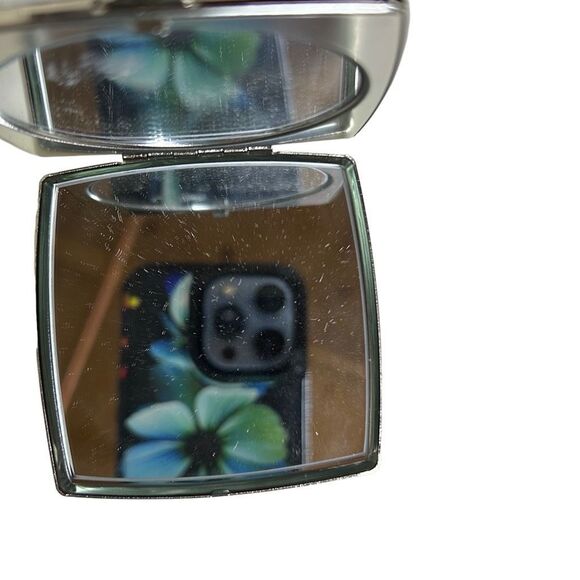 St. John Classic Design Silver Tone Snap Logo Compact Mirror Size 2.5" x 2.5" - Picture 8 of 10